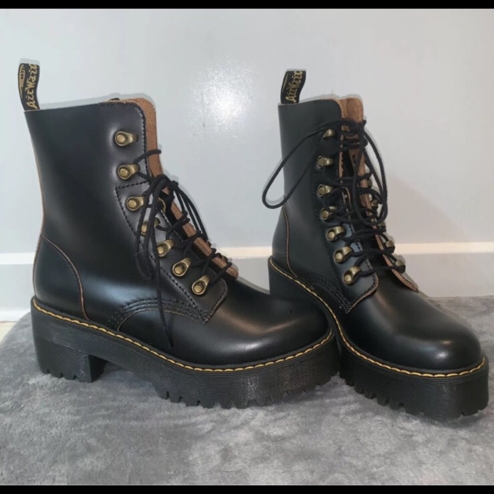 Leona 7 hook Doc Martens Size 6 NWOT